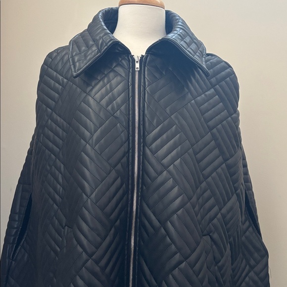 Women's Quilted Faux Leather Black Cape Jacket Sz L - Picture 3 of 5